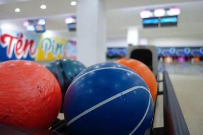 下雨天就盤它!曾風靡90年代的復古運動了解一下?保齡球