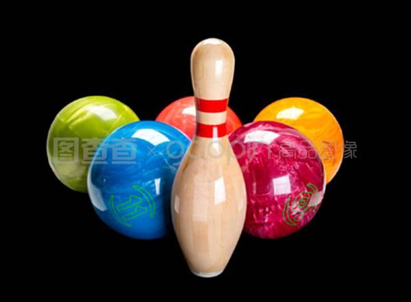 隔離在黑色背景上的保齡球用木釘。保齡球。