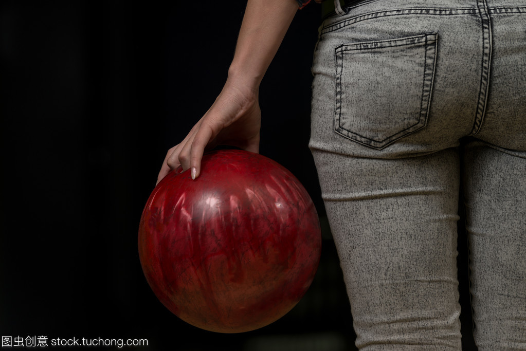 保齡球球道旁的屁股的特寫鏡頭