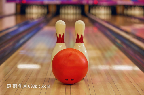 軌道上的保齡球與保齡球瓶