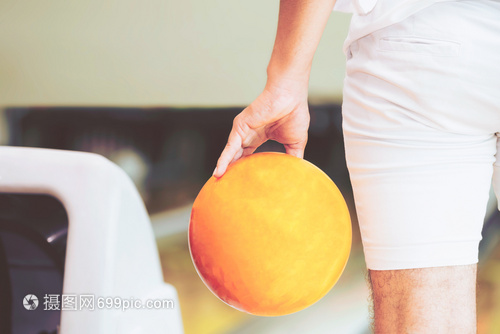 年輕人打保齡球