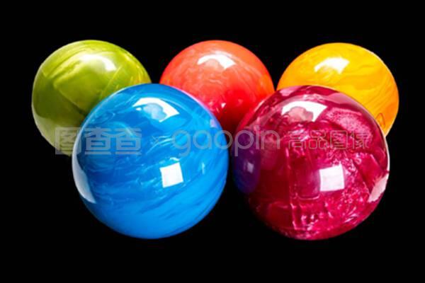 在黑色背景上隔離的彩色保齡球。