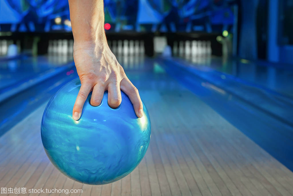 手中拿著一個保齡球