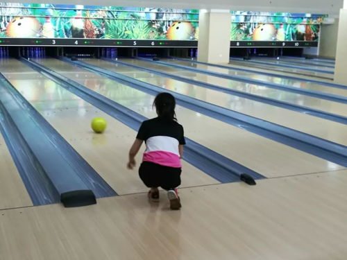 齡 動(dòng)登場(chǎng) 強(qiáng)身健體 東方明珠工會(huì)舉行 迎國(guó)慶 職工保齡球比賽