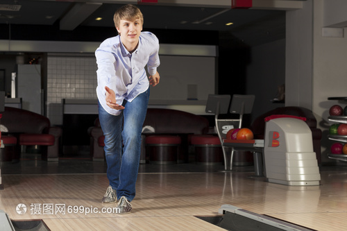 保齡球俱樂(lè)部的輕人扔球打保齡球的家伙